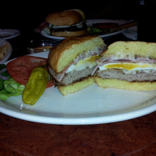 รูปภาพถ่ายที่ The Burger Saloon โดย Maria V. เมื่อ 7/21/2012