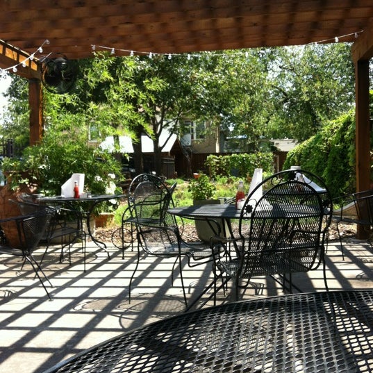 รูปภาพถ่ายที่ Garden Cafe โดย Rita R. เมื่อ 7/14/2012