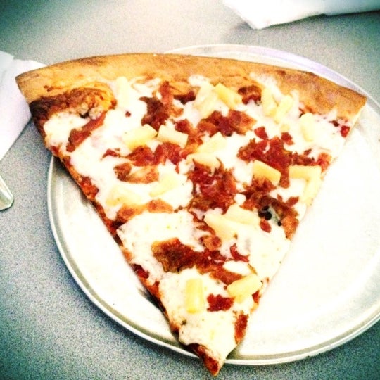 Снимок сделан в The Pizza Joint пользователем Stacie W. 4/29/2012