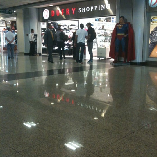 รูปภาพถ่ายที่ Dufry Shopping โดย Carlos S. เมื่อ 3/23/2012