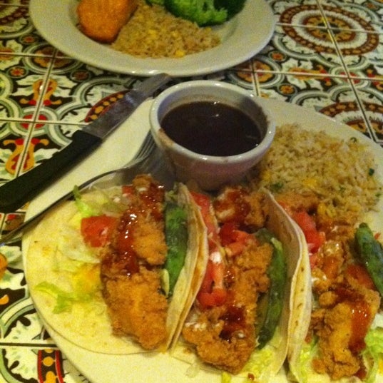 Photo taken at Chili&#39;s Grill &amp; Bar by Estefany C. on 3/16/2012