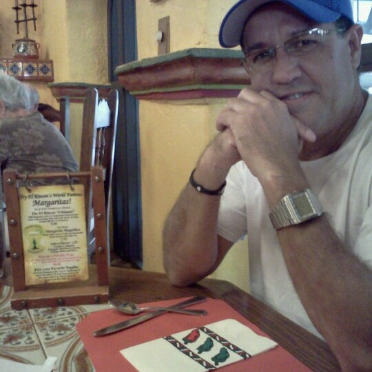 Foto scattata a El Rincon Restaurant Mexicano da Karen H. il 6/27/2012