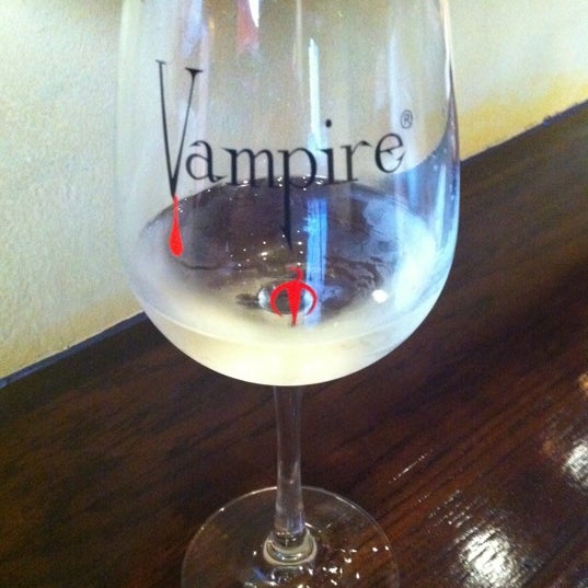 Foto diambil di Vampire Lounge &amp; Tasting Room oleh Lizbeth R. pada 3/1/2012
