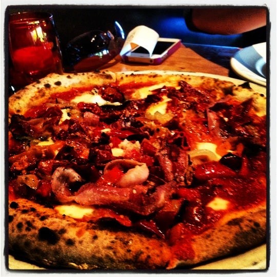 Das Foto wurde bei Tutta Bella Neapolitan Pizzeria von Sky O. am 9/3/2012 aufgenommen