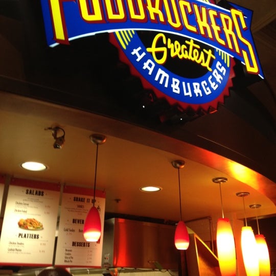 Photo taken at Fuddruckers by Lon M. on 5/26/2012