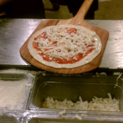 Foto diambil di Pieology Pizzeria oleh Bryant S. pada 3/1/2012