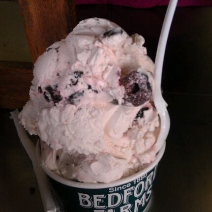 Das Foto wurde bei Bedford Farms Ice Cream von Sherita B. am 9/8/2012 aufgenommen