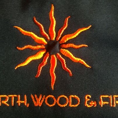 รูปภาพถ่ายที่ Earth, Wood &amp; Fire โดย Carter M. เมื่อ 3/6/2012