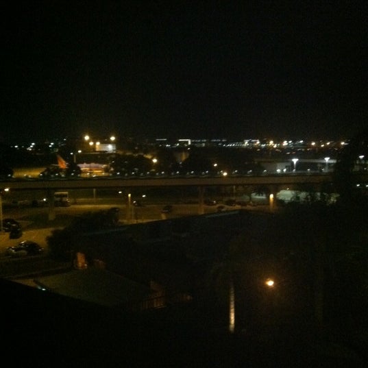 Photo taken at Tampa Airport Marriott by Jason on 9/2/2012