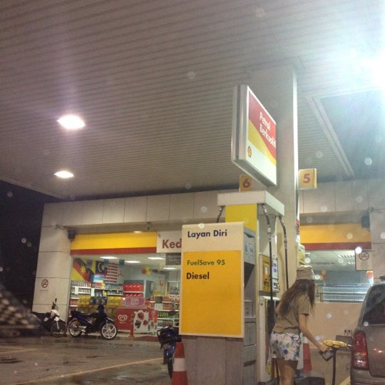 Photo taken at Shell by Fieza_Ismail on 4/21/2012