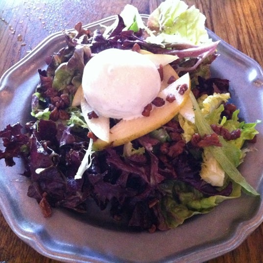 Salade Aux Noix de Pecan - very good. The blue cheese ice cream is a refreshing "dressing" on a summer day.