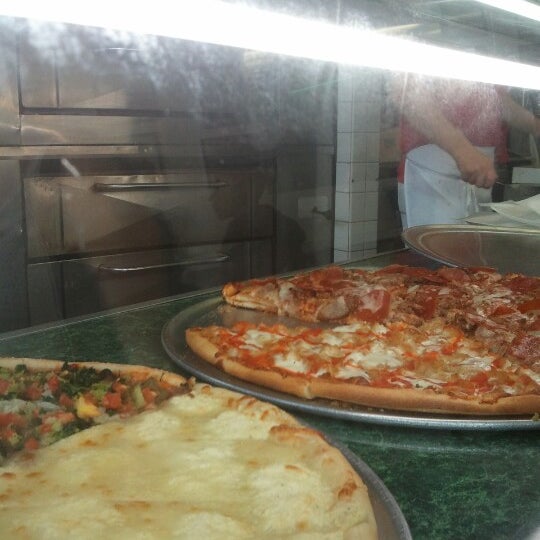 8/24/2012にSteve L.がNot Ray&#39;s Pizzaで撮った写真