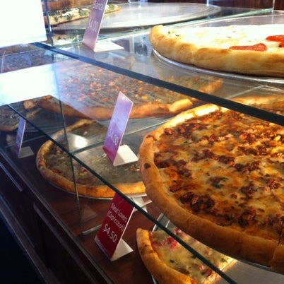 Photo prise au Panino&#39;s Pizza &amp; Grill par Jordan S. le9/7/2012