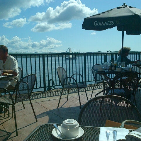 Foto diambil di Halifax Marriott Harbourfront Hotel oleh David A. pada 7/21/2012
