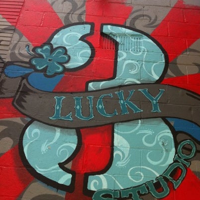 รูปภาพถ่ายที่ Lucky 3 Barber โดย Amanda K. เมื่อ 8/29/2012