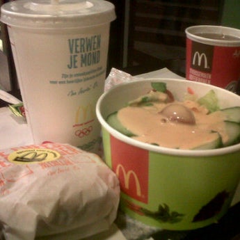 รูปภาพถ่ายที่ McDonald&#39;s โดย Ika K. เมื่อ 5/18/2012