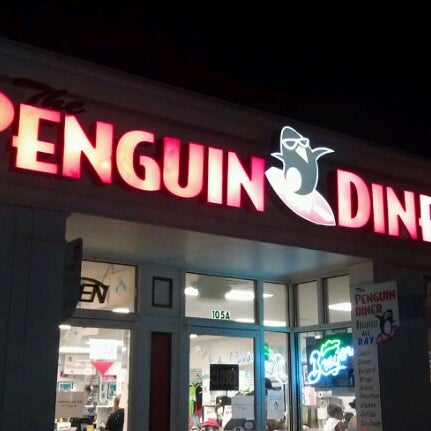 รูปภาพถ่ายที่ Penguin Diner โดย Thomas S. เมื่อ 7/2/2012