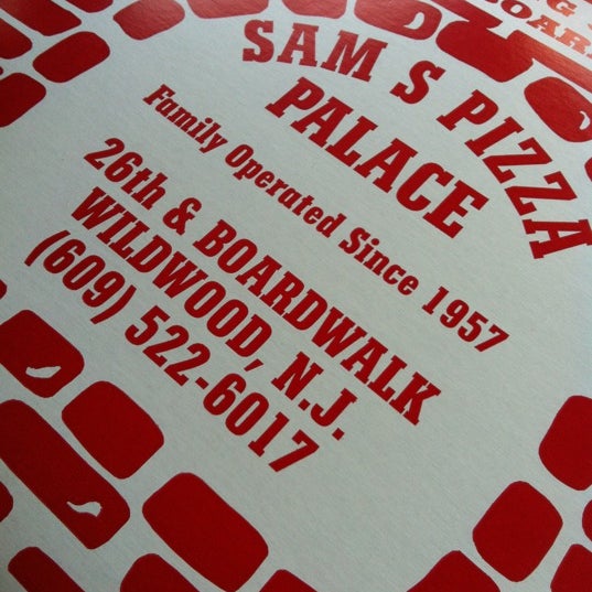 Снимок сделан в Sam&#39;s Pizza Palace пользователем Jocelyn B. 8/18/2012