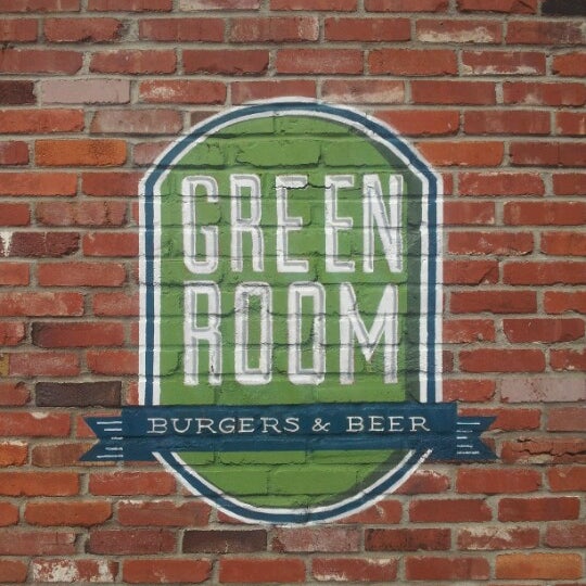 รูปภาพถ่ายที่ Green Room Burgers &amp; Beer โดย Geordan W. เมื่อ 7/21/2012