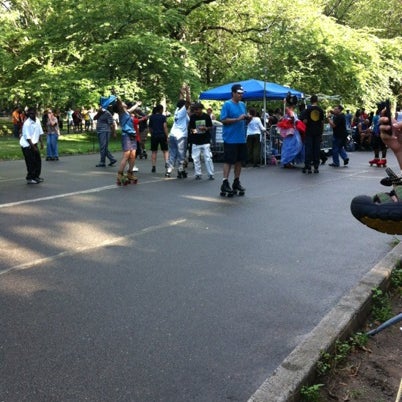 7/29/2012 tarihinde Tracey D.ziyaretçi tarafından Central Park Dance Skaters Association (CPDSA) — Free Roller Skating Rink'de çekilen fotoğraf