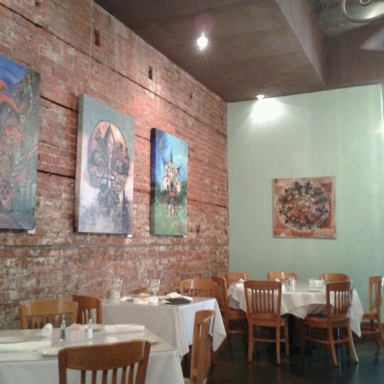 Foto tirada no(a) Pujo Street Cafe por Jim B. em 8/18/2012