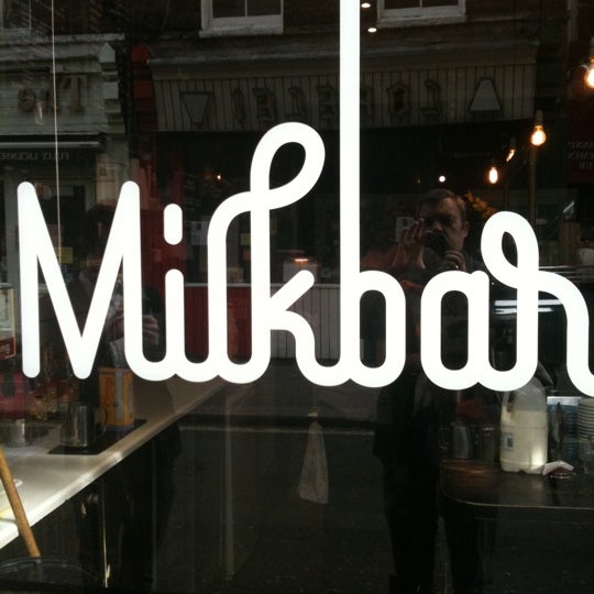 Foto tomada en Milkbar  por Waterstones el 5/17/2012