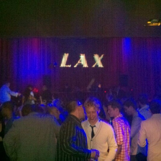 Photo prise au LAX Nightclub par Vegas H. le6/16/2012
