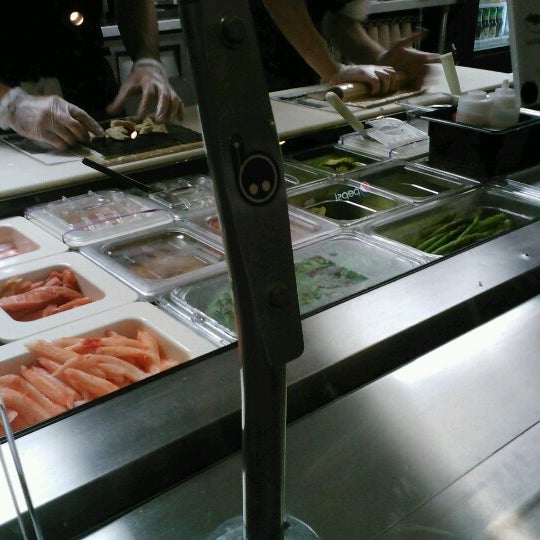 รูปภาพถ่ายที่ Rollbotto Sushi โดย Kris-ten P. เมื่อ 7/28/2012