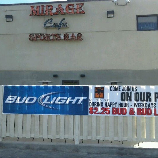 Foto tirada no(a) Mirage Cafe &amp; Sports Bar por Sheri N. em 4/8/2012