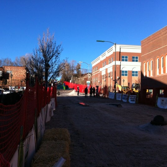 Das Foto wurde bei Dew Downtown Flagstaff von Mathew . am 2/11/2012 aufgenommen