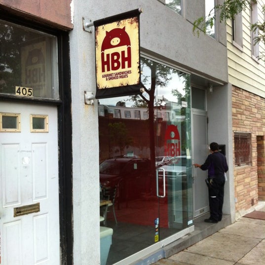 Foto tomada en HBH Gourmet Sandwiches &amp; Smoked Meats  por Anthony R. el 5/22/2012