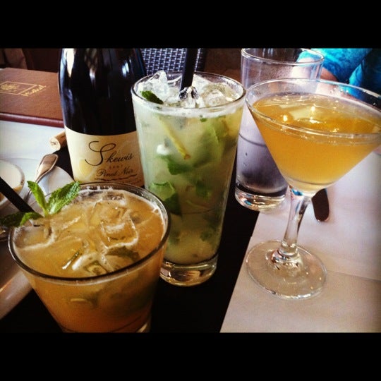 รูปภาพถ่ายที่ Mistral Restaurant and Bar โดย Lulu B. เมื่อ 5/9/2012