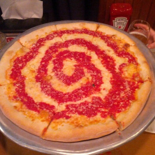 Снимок сделан в Tonelli&#39;s Pizza Pub пользователем Jeffrey P. 6/9/2012
