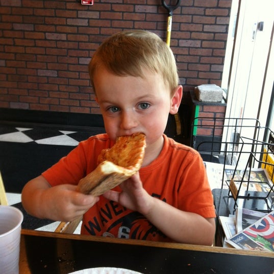Foto scattata a Joe&#39;s Brooklyn Pizza da Chad P. il 5/4/2012