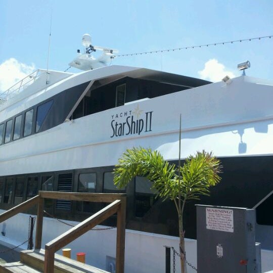 Снимок сделан в Yacht StarShip Dining Cruises пользователем Chris P. 6/2/2012