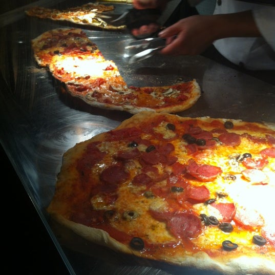 Photo prise au Pizza par Carol R. le8/31/2012