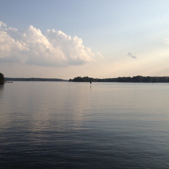Foto scattata a Catawba Queen on Lake Norman da Jennifer M. il 8/21/2012