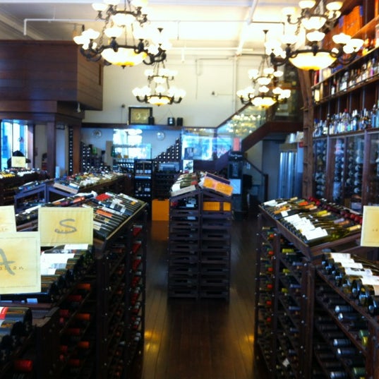 3/30/2012 tarihinde Steve F.ziyaretçi tarafından West Street Wine &amp; Spirits'de çekilen fotoğraf