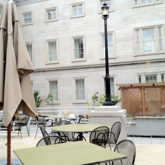 รูปภาพถ่ายที่ Poste Moderne Brasserie โดย Dave เมื่อ 7/13/2012