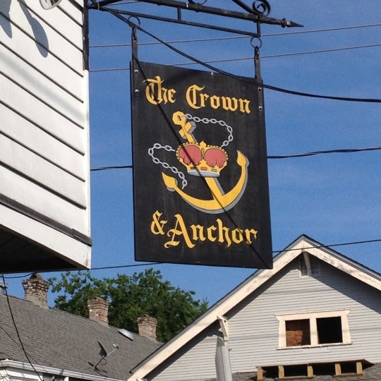 Foto tirada no(a) The Crown &amp; Anchor por Andrew D. em 6/13/2012