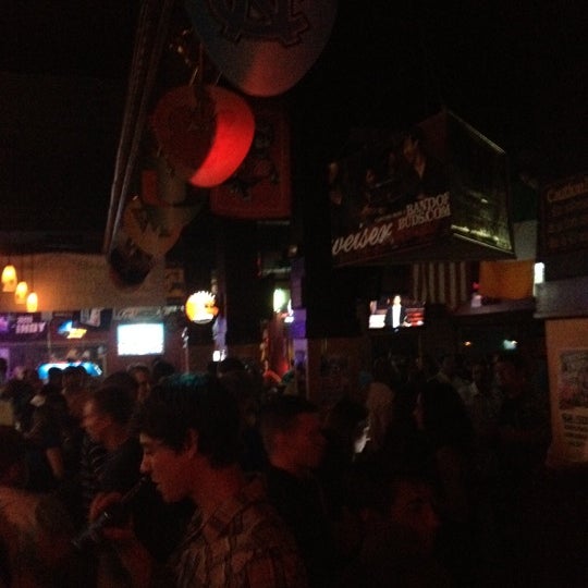 Foto tirada no(a) The Downtown Sports Bar &amp; Grill por Chip L. em 6/16/2012