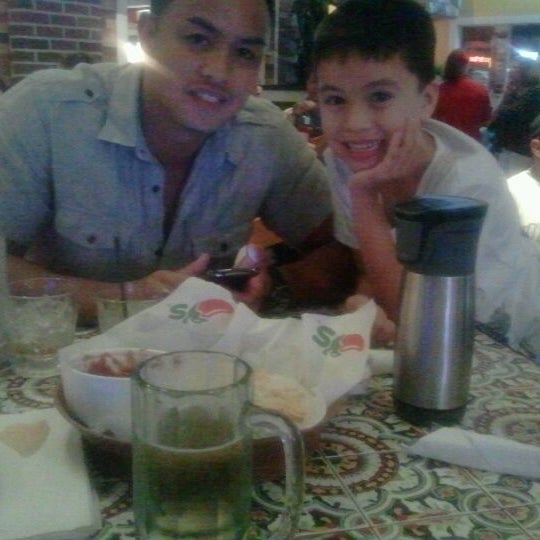 Photo taken at Chili&#39;s Grill &amp; Bar by Lee B. on 5/5/2012