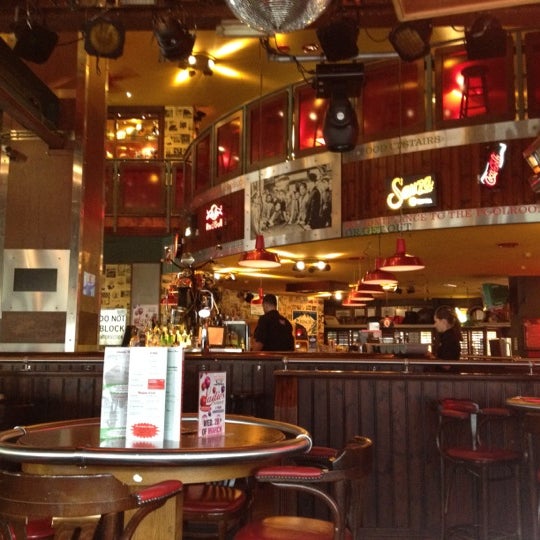 3/18/2012 tarihinde Tom B.ziyaretçi tarafından Breakaway Cafe Rotterdam'de çekilen fotoğraf