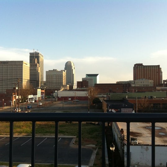 Foto tirada no(a) District Roof Top Bar and Grille por Lexi G. em 3/13/2012