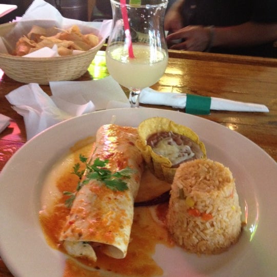 Foto tirada no(a) La Parrilla Mexican Restaurant por Kali J. em 7/7/2012