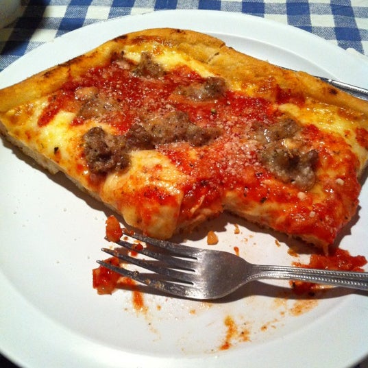 รูปภาพถ่ายที่ Renaldi&#39;s Pizza โดย Byrd B. เมื่อ 4/25/2012