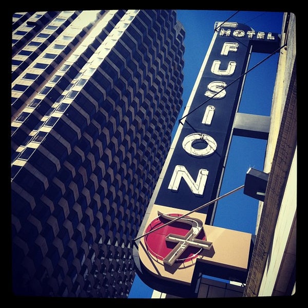 Photo prise au Hotel Fusion par Tara C. le8/9/2012