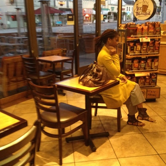 Photo taken at The Coffee Bean &amp; Tea Leaf by Lucy R. on 4/24/2012