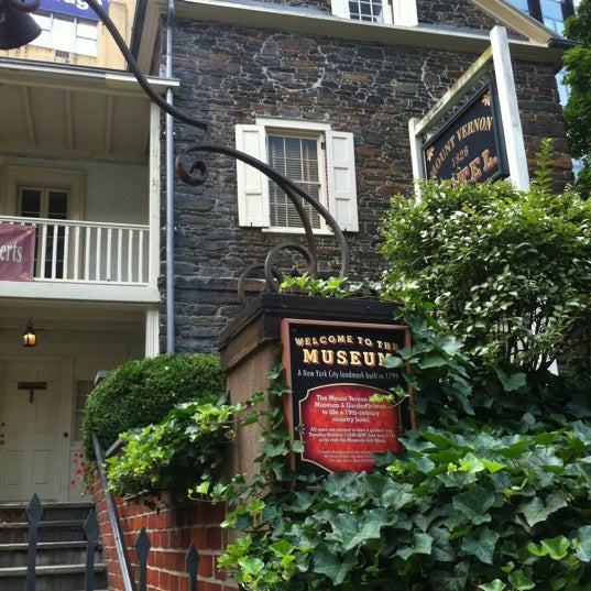 7/26/2012 tarihinde Kelly W.ziyaretçi tarafından Mount Vernon Hotel Museum'de çekilen fotoğraf