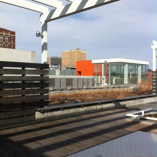 รูปภาพถ่ายที่ The Roof at Barkley โดย Blair V. เมื่อ 3/6/2012